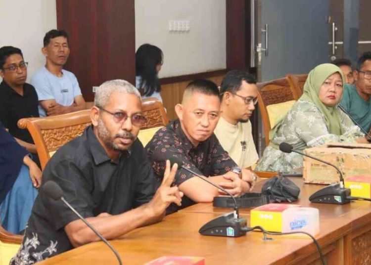 Mediasi di kantor DPRD tentang legalitas di perumahan Pondok Pratiwi II. (Foto: Humas DPRD).