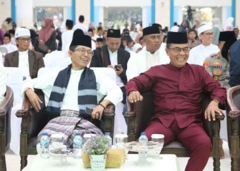 Wakil Ketua I DPRD Kota Batam, Haji Aweng Kurniawan bersama Wali Kota Batam, Amsakar Achmad saat hadiri kegiatan buka puasa bersama. (Foto: Humas DPRD).