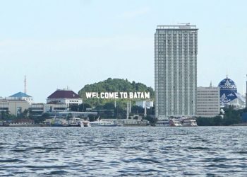 Pemandangan Kota Batam dengan latar belakang icon Welcome to Batam (Foto: Putra Gema Pamungkas)