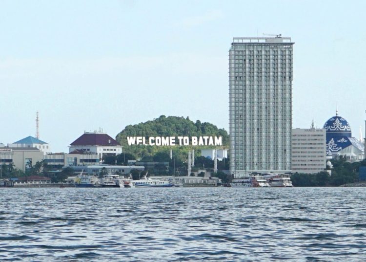 Pemandangan Kota Batam dengan latar belakang icon Welcome to Batam (Foto: Putra Gema Pamungkas)