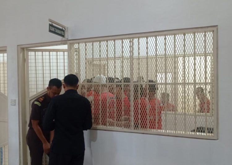 Para terdakwa kasus Sea Dragon saat berada di ruang tahanan Pengadilan Negeri Batam (Foto: Putra Gema Pamungkas)
