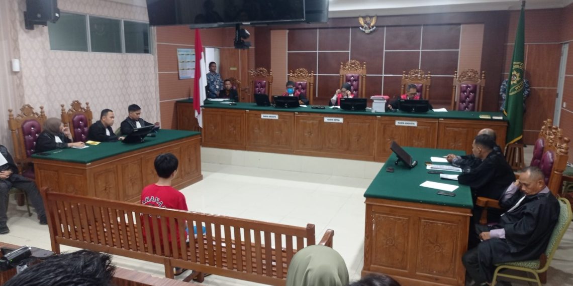 Fandhi Ramadhan saat menjalani persidangan di PN Batam (Foto: Putra Gema Pamungkas)