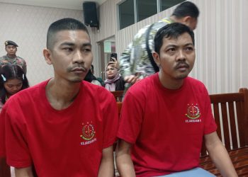 Dua warga negara Thailand, Weerapat Phongwan alias Mr Pong dan Teerapong Lekpradub saat akan menjalani persidangan di Pengadilan Negeri Batam (Foto: Putra Gema Pamungkas)