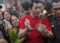 Richard Halomoan Tambunan dipeluk istrinya yang menangis ketika mendengar putusan seumur hidup dari majelis hakim Pengadilan Negeri Batam (Foto:Putra Gema Pamungkas)