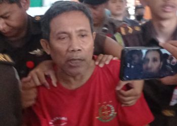 Hasiholan Samosir setelah menjalani sidang putusan di Pengadilan Negeri Batam (Foto: Putra Gema Pamungkas)