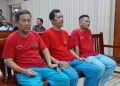 Tiga awak kapal Sea Dragon saat akan menjalani persidangan di Pengadilan Negeri Batam (Foto: Putra Gema Pamungkas)