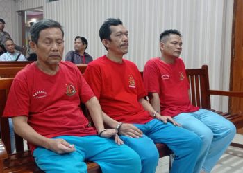 Tiga awak kapal Sea Dragon saat akan menjalani persidangan di Pengadilan Negeri Batam (Foto: Putra Gema Pamungkas)