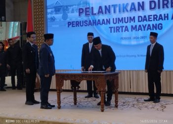 Wali Kota Jambi Maulana saat melantik Direktur Utama Perumdam Tirta Mayang, Arianto (Dok: Istimewa)