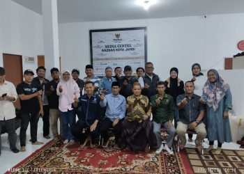 Pimpinan BAZNAS Kota Jambi bersama awak media (Dok: Baznas Jambi)
