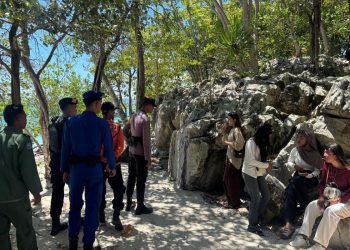 Personel Polsek Siantan saat melakukan pengamanan tempat wisata di Anambas (Dok: Polsek Siantan)