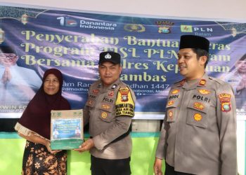 Jajaran Polres Kepulauan Anambas saat berbagi dengan masyarakat (Dok: Polsek Siantan)