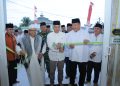 Bupati Asahan memotong pita pada saat peresmian Masjid Al-Ikhlas, Sabtu, 28 Februari 2026. (Foto: Risma./ HMS).