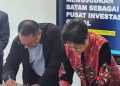 Deputi Bidang Investasi dan Pengusahaan BP Batam, Fary Francis menandatangani persetujuan diaktifkannya Liaison Officer di Singapura. (Foto: Humas BP).