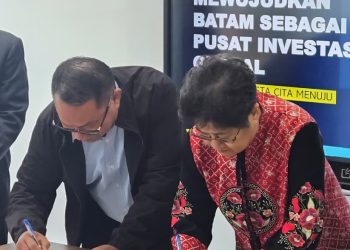 Deputi Bidang Investasi dan Pengusahaan BP Batam, Fary Francis menandatangani persetujuan diaktifkannya Liaison Officer di Singapura. (Foto: Humas BP).