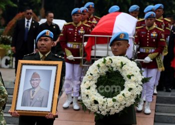 Personel Paspampres membawa peti jenazah Wakil Presiden Ke Enam Try Sutrisno saat tiba di Taman Makam Pahlawan Kalibata Jakarta Selatan, Senin, 2 Maret 2026. (Foto: Ist./ jpnn.com).