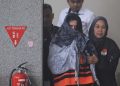 Bupati Pekalongan Fadia Arafiq terlihat keluar dari Gedung Merah Putih mengenakan rompi oranye usai menjalani pemeriksaan di KPK. (Foto: Ist./detik.com).