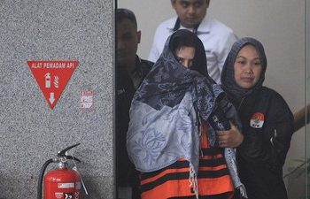 Bupati Pekalongan Fadia Arafiq terlihat keluar dari Gedung Merah Putih mengenakan rompi oranye usai menjalani pemeriksaan di KPK. (Foto: Ist./detik.com).