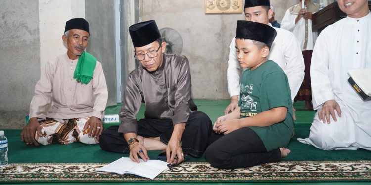 Kepala BP Batam, Amsakar Achmad Safari Ramadan ke Musala At-Taubah dan Masjid Nurul Falah Golden Park Nongsa. (Foto: Humas BP).