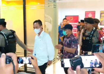 Bupati Cilacap, Samsul Aulia Rahman (baju putih) keluar dari Gedung Reskrim Polresta Banyumas, Jumat malam, 13 Maret 2026. (Foto: Ist./ detikcom).