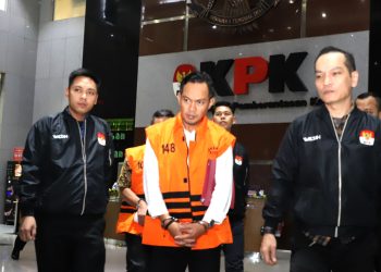 Bupati Cilacap, Samsyul Aulia Rachman  mengenakan rompi oranye setelah ditetapkan KPK sebagai tersangka. (Foto: Ist./ SinPo.id).