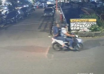 Tangkapan layar CCTV dua pengendara sepeda motor itu diduga pelaku penyiraman air keras ke aktivis KontraS. (Foto: Dok. Istimewa).