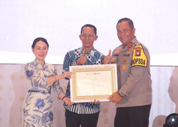 Momen pemberian penghargaan dari BP Batam kepada mitra kerja. (Foto: Humas BP).