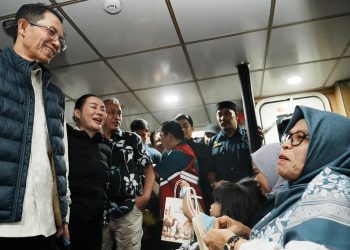 Kepala BP Batam dan wakil Kepala BP Batam meninjau langsung kondisi penumpang arus mudik di pelabuhan Domestik Batam. (Foto: Humas BP).