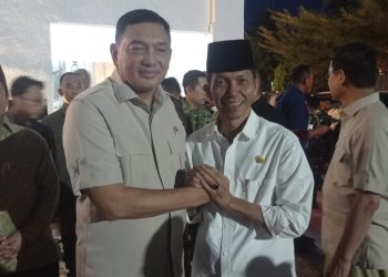 Amsakar Achmad (kanan) saat bersama Menteri Pertahanan RI, Sjafrie Sjamsoeddin (kiri) di Kota Batam (Foto: Putra Gema Pamungkas)