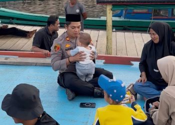 Kapolsek Siantan, Iptu Dodi Setiawan saat melakukan pemantauan di Pelabuhan Sri Siantan (Dok: Polsek Siantan)