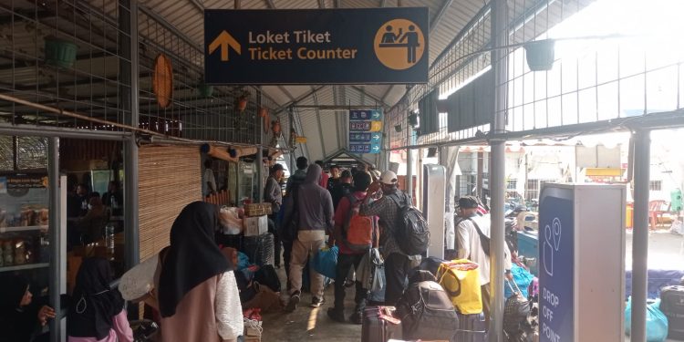 Masyarakat Kota saat memadati pelabuhan ASDP Telaga Punggur Batam (Foto: Putra Gema Pamungkas)