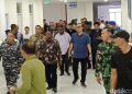 Rombongan Gubernur Papua Barat Daya, Elisa Kambu mendatangi Rumah Sakit Angkatan Laut (RSAL) Dr R Oetojo Sorong pascapenembakan di Maybrat yang membuat dua prajurit TNI AL gugur. (Foto: Ist./ detikcom).