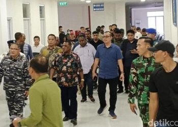 Rombongan Gubernur Papua Barat Daya, Elisa Kambu mendatangi Rumah Sakit Angkatan Laut (RSAL) Dr R Oetojo Sorong pascapenembakan di Maybrat yang membuat dua prajurit TNI AL gugur. (Foto: Ist./ detikcom).