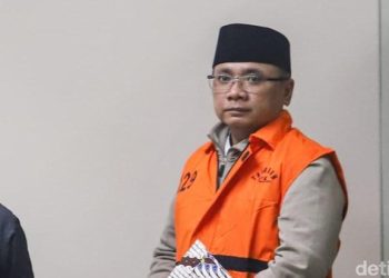 Mantan Menag, Yaqut Cholil Qoumas saat  mengenakan rompi tahanan KPK. (Foto: Ist./ detikcom).