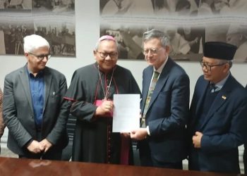 Berfoto bersama usai penandatangan MOU di Kantor Pusat Vatican News. Dari kiri, Andrea Tornielli (Direktur Vatican News ), Uskup Surabaya Mgr Tri Budi Utomo, Prefek Dikasteri Komunikasi Tahta Suci (Vatikan) Dr Paolo Ruffini dan Dubes RI Untuk Takhta Suci Michael Trias Kuncahyono. (Foto: Ist./ wartapembaruan.co.id).