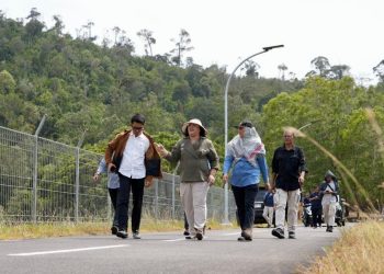 Anggota/Deputi Bidang Pelayanan Umum BP Batam, Ariastuty Sirait tinjau beberapa waduk di Kota Batam. (Foto: Humas BP).