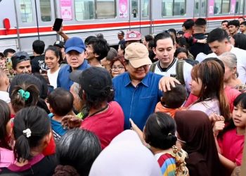 Presiden Prabowo Subianto (topi coklat) menyapa langsung warga bantaran rel KA Pasar Senen Jakarta Pusat. Kunjungan spontan Kamis, 26 Maret 2026 disambut hangat dan haru warga. (Foto: Ist./ presidenri.go.id)
