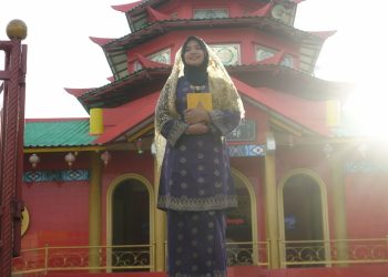 Seorang wisatawan lokal saat berkunjung ke Masjid Cheng Ho Batam (Foto: Putra Gema Pamungkas)