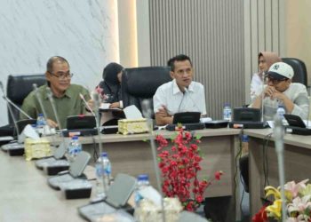 Ketua Pansus, Muhammad Yunus SPi bersama Wakil Ketua Pansus, Drs. H. Surya Makmur Nasution M.Hum., pimpin rapat pematangan pelestarian adat Melayu. (Foto: Humas DPRD).