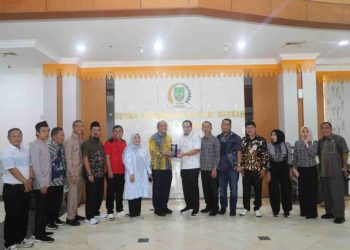 Anggota komisi III dan DPRD Serang Foto bersama di kantor DPRD Kota Batam. (Foto: Humas DPRD).