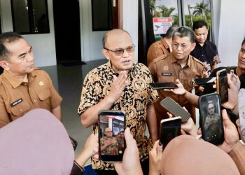 Sekda Batam saat mendampingi KPK meninjau proyek pembangunan. (Foto: Diskominfo).