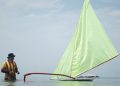 Seorang peserta saat menuntun perahu Jong di perairan Bintan, Kepulauan Riau (Foto: Putra Gema Pamungkas)