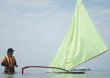 Seorang peserta saat menuntun perahu Jong di perairan Bintan, Kepulauan Riau (Foto: Putra Gema Pamungkas)