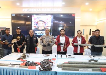 Polisi menunjukkan barang bukti hasil pencurian berupa kabel, travo, dan pipa besi yang diamankan dari para pelaku di Batam (Foto: Putra Gema Pamungkas)