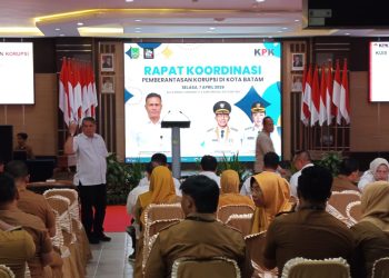 Direktur Koordinasi dan Supervisi Wilayah I KPK, Agung Yudha Wibowo saat memberikan sosialisasi di Pemko Batam (Foto: Putra Gema Pamungkas)