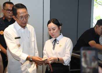 Kepala BP Batam, Amsakar Achmad dan wakil Kepala BP Batam, Li Claudia Chandra meninjau proses kedatangan dan kepulangan penumpang di kawasan Imigrasi Batam Center. (Foto: Humas BP).