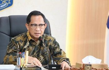 Menteri Dalam Negeri, Tito Karnavian mengumumkan 11 jabatan ASN di provinsi dan 12 di kabupaten/kota dikecualikan dari kebijakan WFH satu hari per minggu. (Foto: Ist./ cnnindonesia.com).