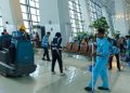 Petugas operasional Bandara Internasional Soekarno-Hatta bergerak cepat menangani gangguan atap di area Boarding Lounge Gate 7 Terminal 3, Senin, 6 April 2026. (Foto: Ist./ dok. Angkasa Pura Indonesia).