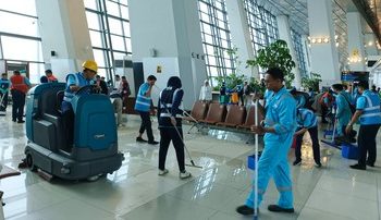 Petugas operasional Bandara Internasional Soekarno-Hatta bergerak cepat menangani gangguan atap di area Boarding Lounge Gate 7 Terminal 3, Senin, 6 April 2026. (Foto: Ist./ dok. Angkasa Pura Indonesia).