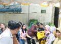Pembagian sembako kepada warga yang hadir pada kegiatan reses anggota dewan di Mangsang, Tanjung Piayu. (Foto: Doc.pribadi).