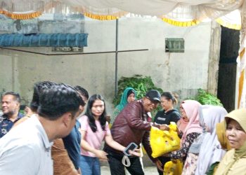Pembagian sembako kepada warga yang hadir pada kegiatan reses anggota dewan di Mangsang, Tanjung Piayu. (Foto: Doc.pribadi).